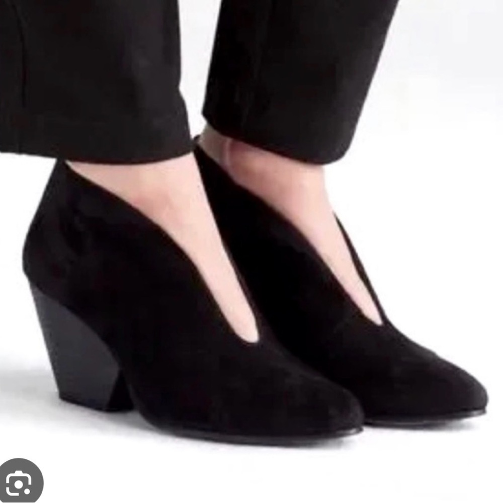 Eileen Fisher Black Suede V-Cut Ankle Booties Size 8 Chunky Heel
